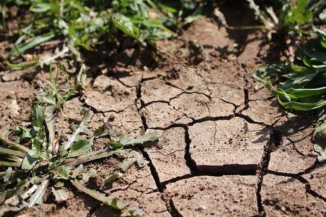 Dry Soil - Foundation Cracks Dry Soil - Foundation Cracks